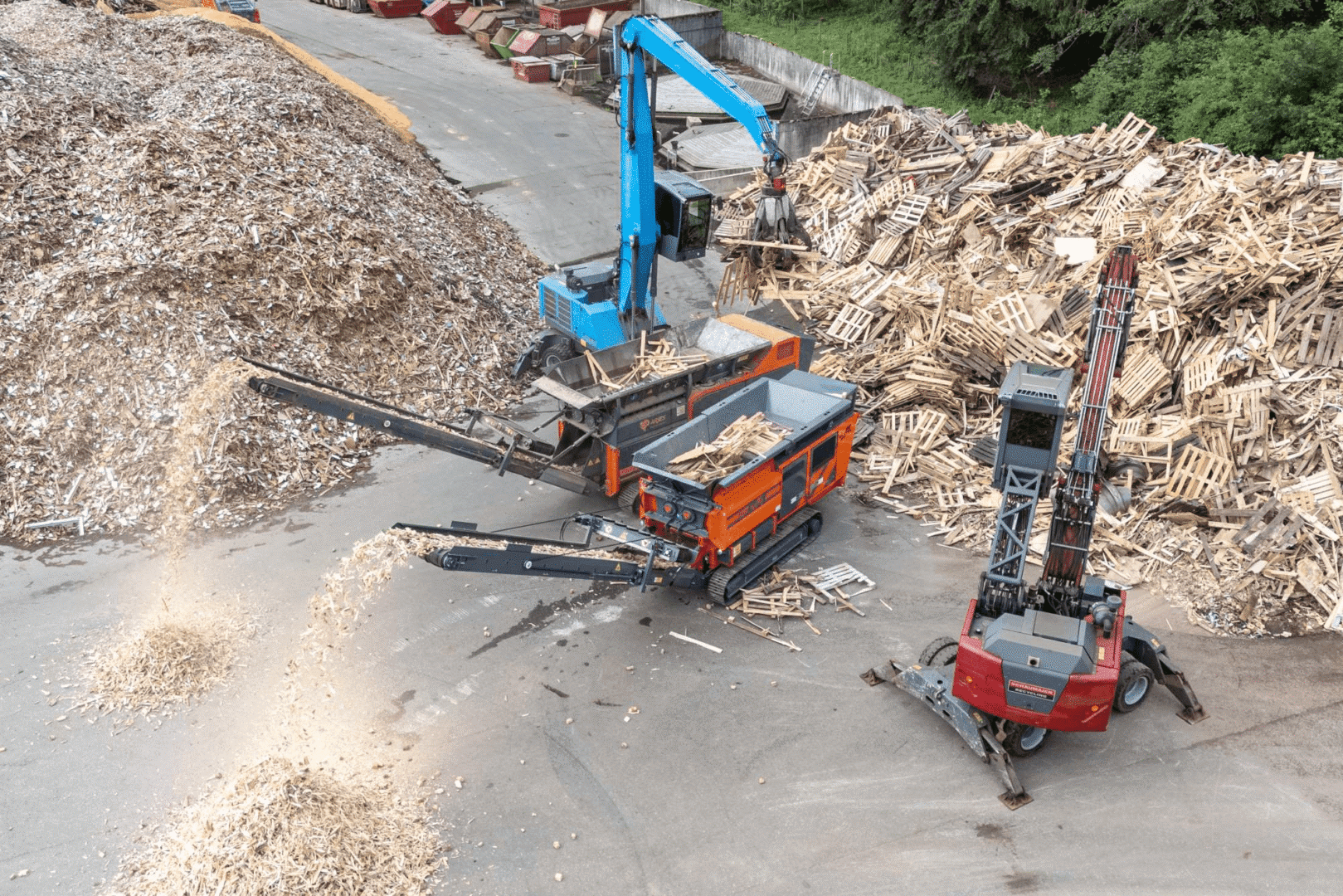 Efficiency test in recycling of waste wood with EuRec S850 vs. ARJES VZ850